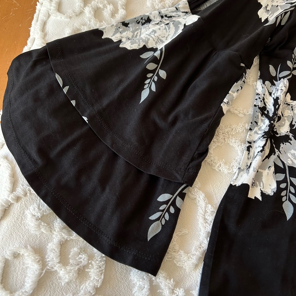 Venus bell sleeve cutout shoulder floral top, size M - Picture 2 of 3